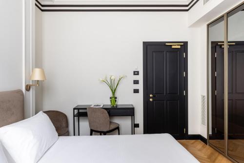 Double or Twin Room image 9