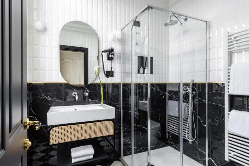 Double or Twin Room image 5