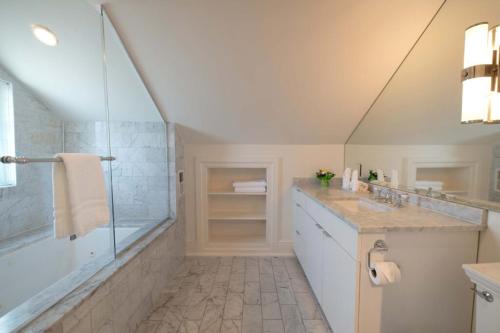 One Bedroom Executive Suite with Kitchen room in Melrose Mansion