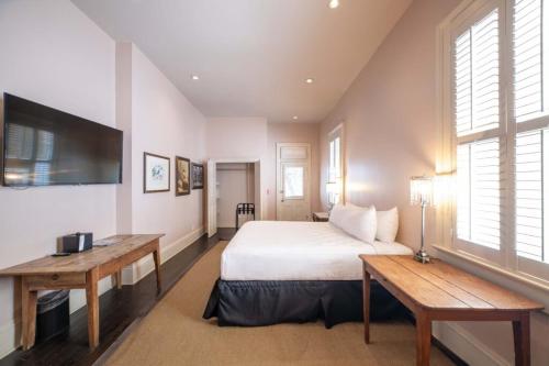 Classic Queen Room room in Melrose Mansion