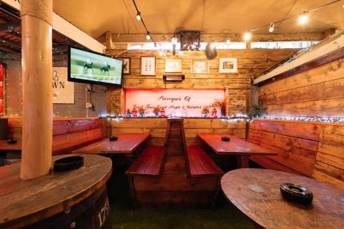 The Crown Pub & Guesthouse - image 4