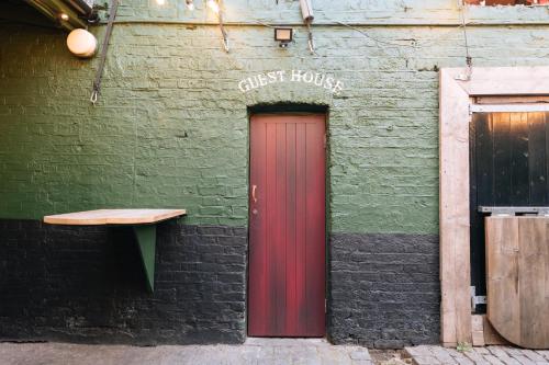 The Crown Pub & Guesthouse - image 2