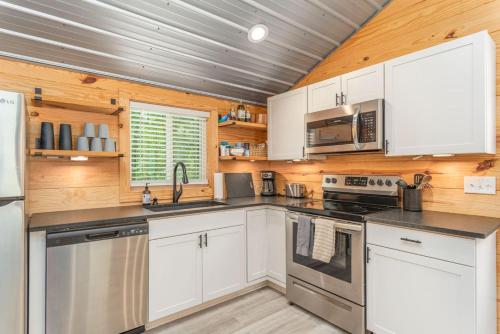 Modern Cabin in the Woods with Hot Tub in Travelers Rest (SC)