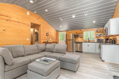 Modern Cabin in the Woods with Hot Tub in Travelers Rest (SC)