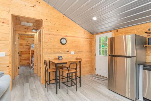 Modern Cabin in the Woods with Hot Tub in Travelers Rest (SC)