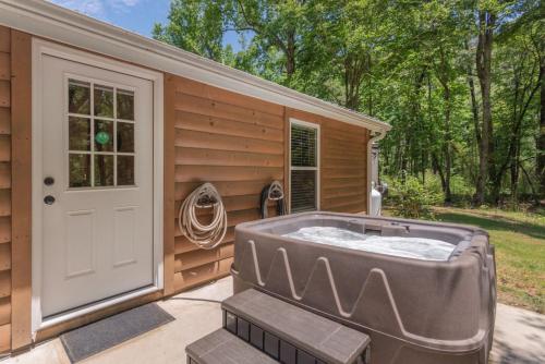 Modern Cabin in the Woods with Hot Tub in Travelers Rest (SC)
