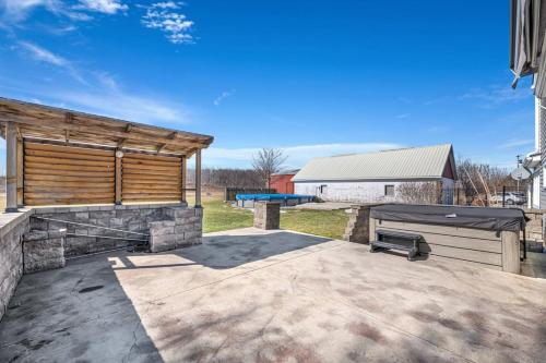 Iekārtas, Vintage 8BR Farmhouse With Hot Tub Spacious Yard in Kristalbīča (ON)