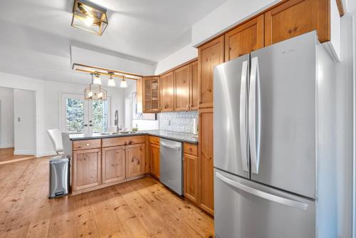 virtuve, Vintage 8BR Farmhouse With Hot Tub Spacious Yard in Kristalbīča (ON)