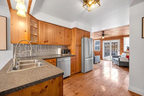 virtuve, Vintage 8BR Farmhouse With Hot Tub Spacious Yard in Kristalbīča (ON)