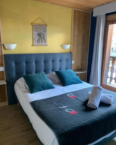 1 double bed, 2 twin beds