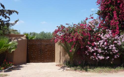 Exceptionnelle Villa riad avec cuisinière-Piscine chauffée-Navette airport gratuite-Fibre internet