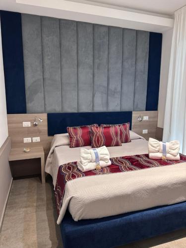 Regina Margherita Suite Room Type - King Room with Garden View
