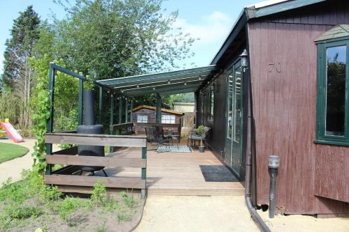 Cozy cottage with nice wood stove and veranda in พุดเทน
