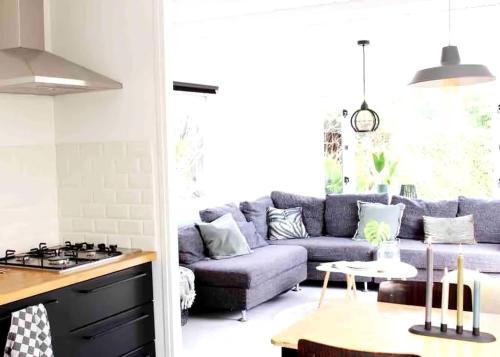 Cozy cottage with nice wood stove and veranda in พุดเทน