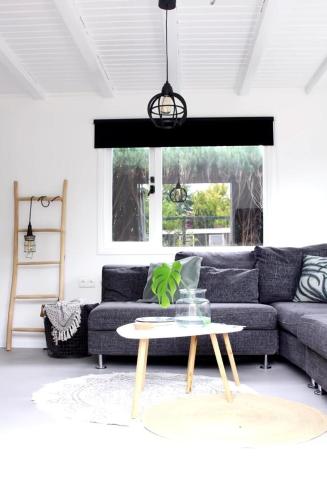 Cozy cottage with nice wood stove and veranda in พุดเทน