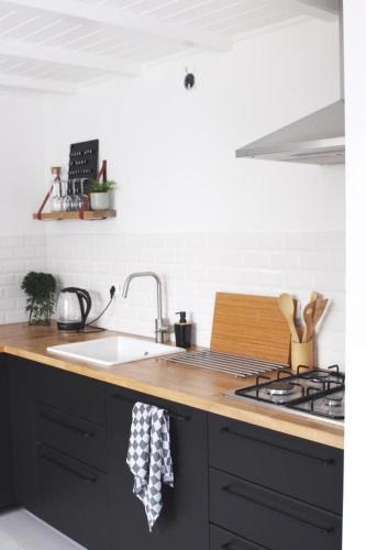 Cozy cottage with nice wood stove and veranda in พุดเทน