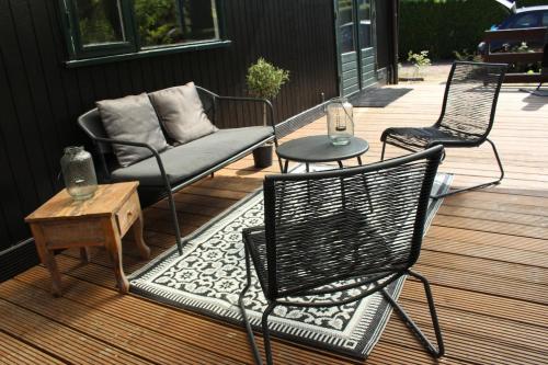 Cozy cottage with nice wood stove and veranda in พุดเทน