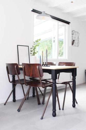 Cozy cottage with nice wood stove and veranda in พุดเทน