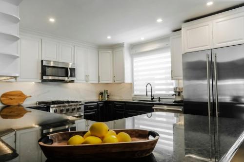 Kitchen, Luxurious Home Away from Home ! 30 minutes to NYC ! in Rochelle Park (NJ)