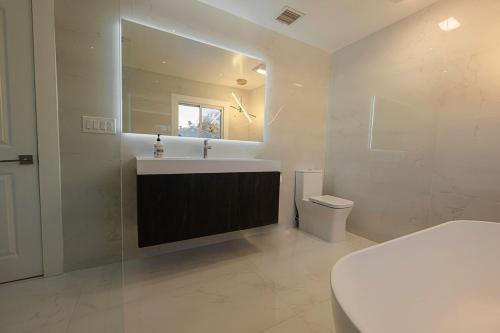 Luxurious Home Away from Home ! 30 minutes to NYC !