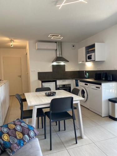 AGENCE JF IMMO - Apt 4 pers climatisation piscine et parking 300 m plages V0775 in Vias