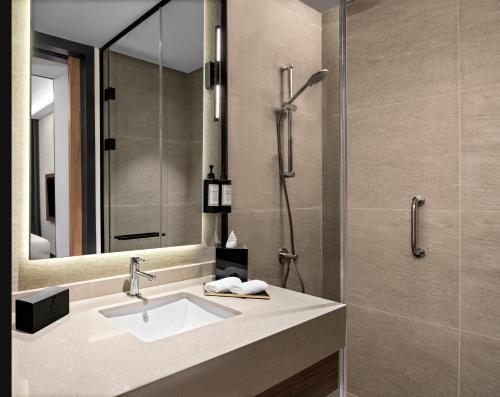 Deluxe King Room image 1