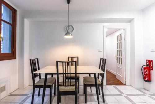 Charming 4 Double Bed Steps from the Old Town, Bilbao (foto 7)