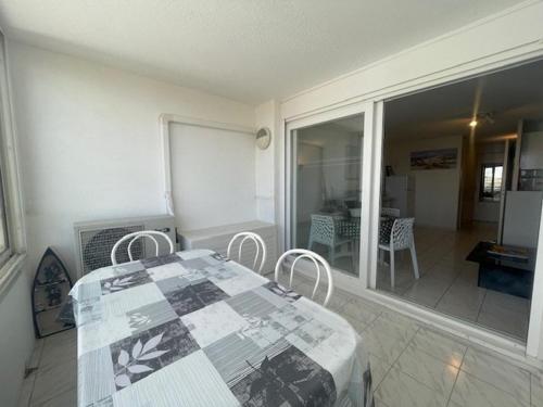 150 MARINA BAY CAP D'AGDE Quartier Falaises proche plage T2 cabine avec place de parking et piscine in 佩里阿克米內爾瓦