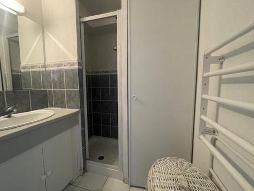 150 MARINA BAY CAP D'AGDE Quartier Falaises proche plage T2 cabine avec place de parking et piscine in 佩里阿克米內爾瓦