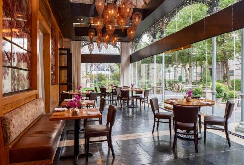 Restaurant, Hotel Crescent Court near Nasher Skulpturenzentrum