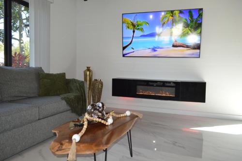 Tropical Oasis Retreat POOL SPA Game Room BBQ