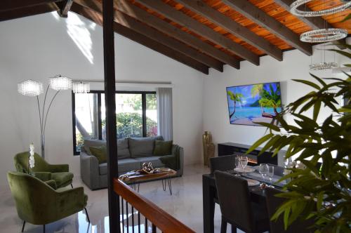 Tropical Oasis Retreat POOL SPA Game Room BBQ