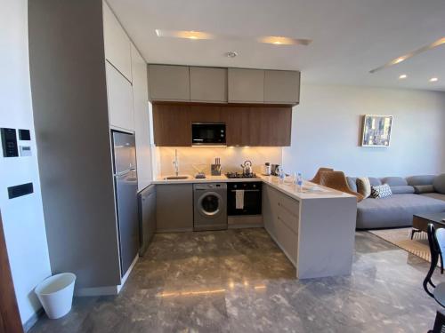 Central Luxury Apartment with Fast Fiber WiFi, Panoramic Balcony & Free Parking in Casablanca CFC Ca in Cil