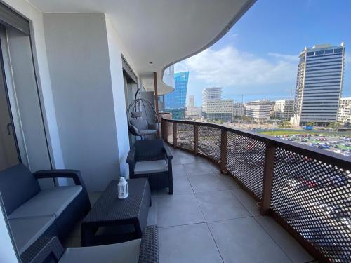 Central Luxury Apartment with Fast Fiber WiFi, Panoramic Balcony & Free Parking in Casablanca CFC Ca in Cil