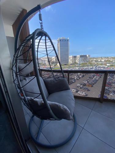 Central Luxury Apartment with Fast Fiber WiFi, Panoramic Balcony & Free Parking in Casablanca CFC Ca in Cil