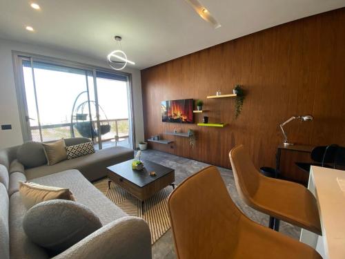 Central Luxury Apartment with Fast Fiber WiFi, Panoramic Balcony & Free Parking in Casablanca CFC Ca in Cil