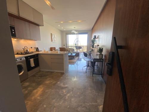 Central Luxury Apartment with Fast Fiber WiFi, Panoramic Balcony & Free Parking in Casablanca CFC Ca in Cil