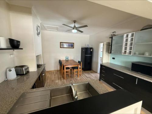 virtuve, Blue Line Retreat - Unit 1 in Port Vincent