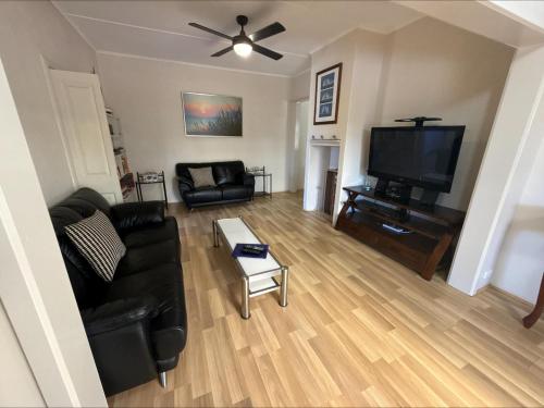 Blue Line Retreat - Unit 1 in Port Vincent