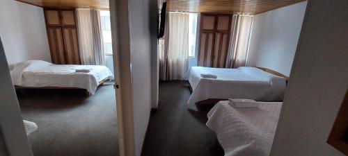 1 double bed, 2 twin beds