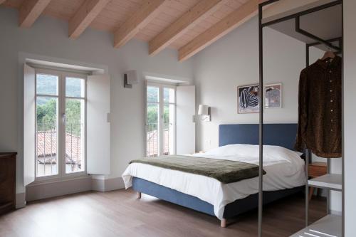 One-Bedroom Apartment with Lake View