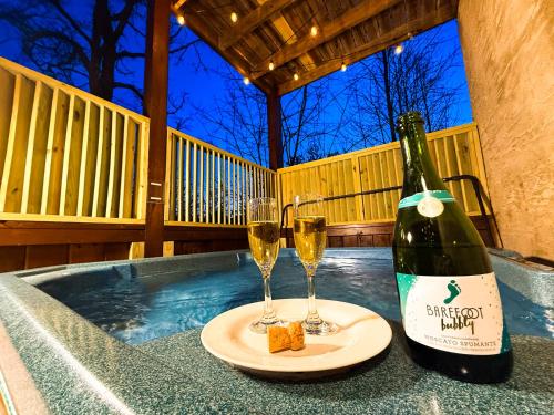 Charming Cabin, Seasonal Decor & Pool, 3min to Pkwy, Grill, GameRoom, Wifi & Workstation, Sleeps 14, Pigeon Forge (foto 5)