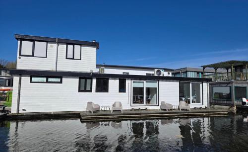 HouseBoat the New Lake - Nieuwe Meer, Amsterdam