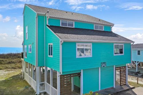 NEW | 4-Bedroom Oceanfront Duplex | Sleeps 13 | Direct Beach Access – North Myrtle Beach, SC