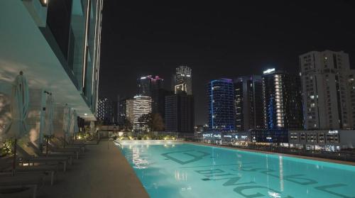 Private Jacuzzi l Canal view - Near Burj Khalifa - image 5