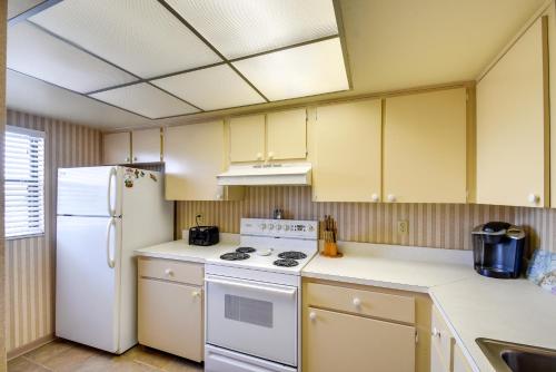 Resort Condo with Balcony - Walk to Madeira Beach! - image 29