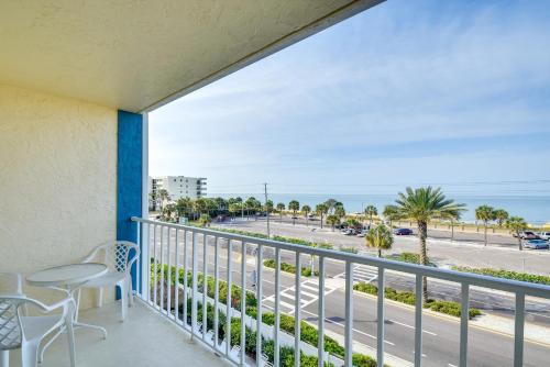 Walk to Madeira Beach Coastal Condo with Balcony in 馬德拉海灘