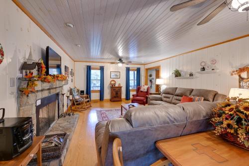Creekside Mtn Retreat by Waterfalls and Hiking! in Sapphire, USA