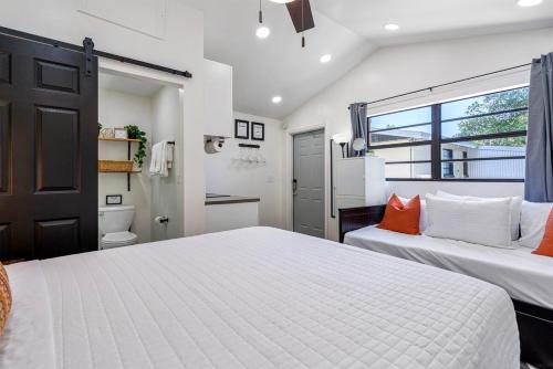Tiny Home Near USF and Downtown! Patio Fast Wi-fi - image 2