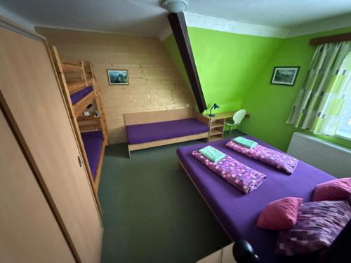 1 double bed, 2 twin beds, 2 bunk beds
